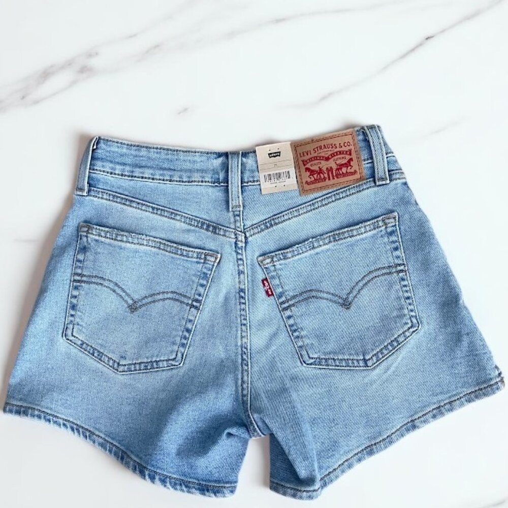 NEW!  Levis  A-line Women's Shorts in Light Wash - Size 25 - Picture 2 of 4